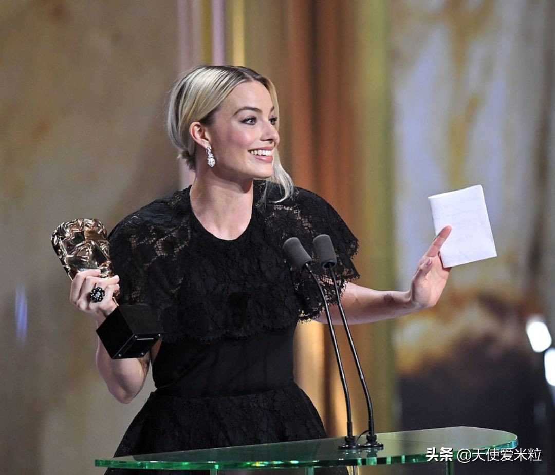 英国学院奖：小丑女代皮特吐槽哈里“脱皇”，台下威廉凯特尴尬了