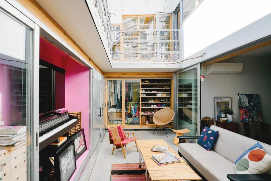 他在市中心建了一座房，38㎡住一家五口，居然没屋顶？