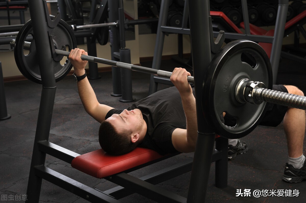 通过7个步骤，完成标准的卧推动作，练厚胸肌更轻松