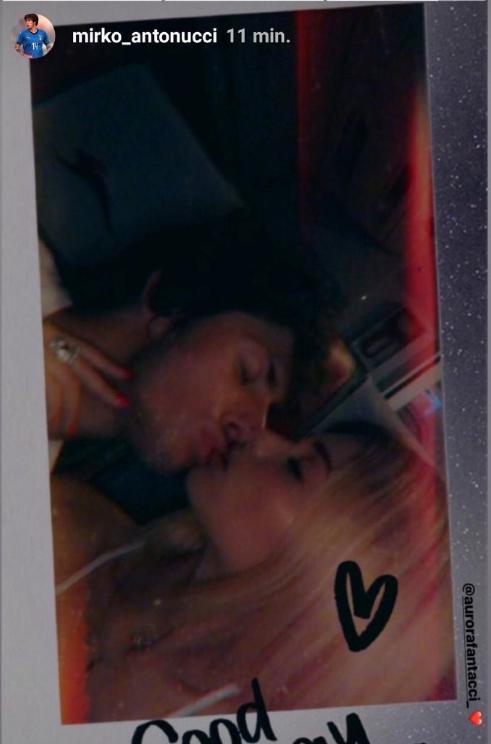 尴尬！两位罗马球员晒女友，女孩竟是同一个，这次谁把谁给绿了