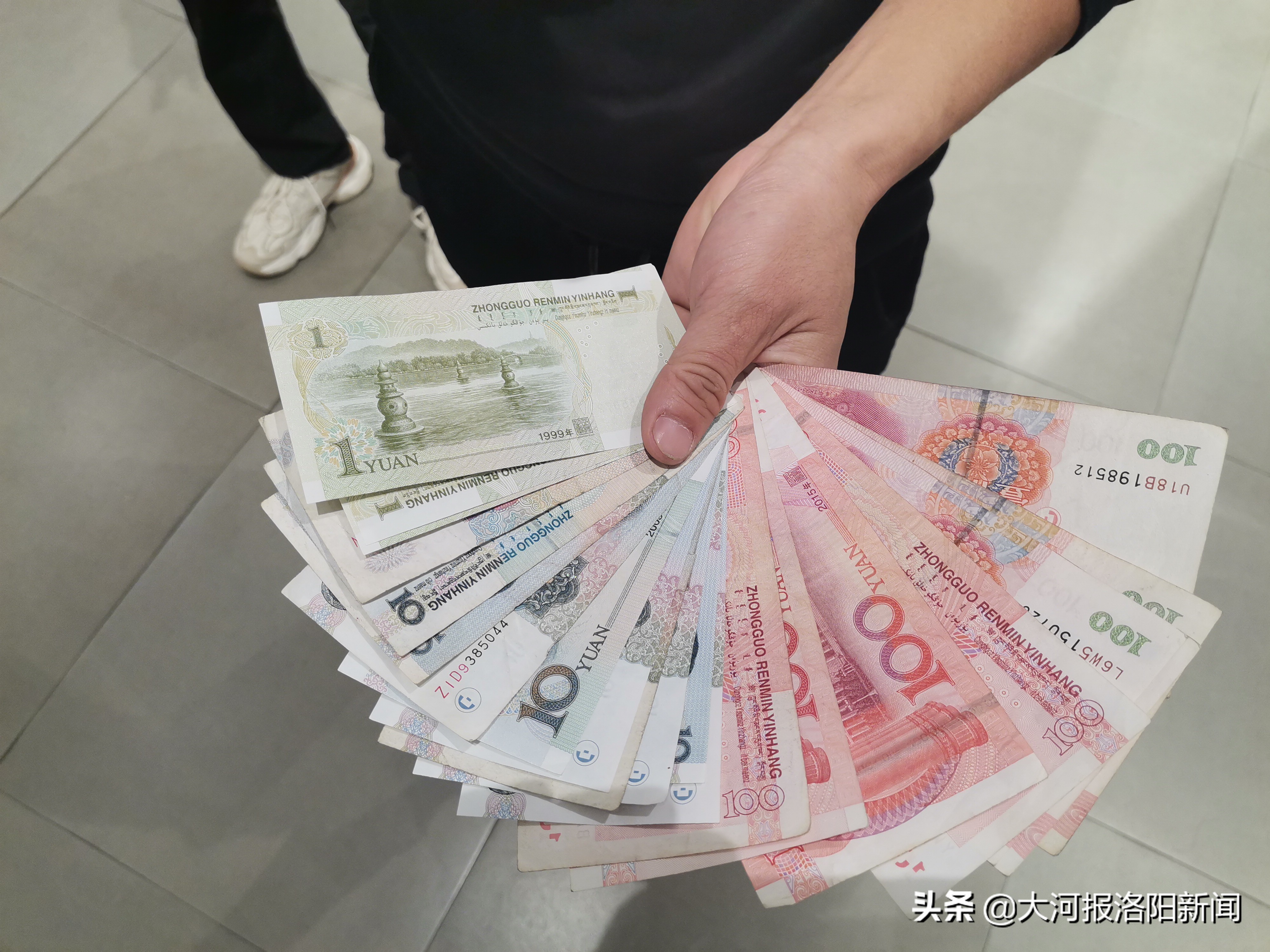 阿迪达斯男生运动鞋断码清仓处理,阿迪达斯三道杠维权