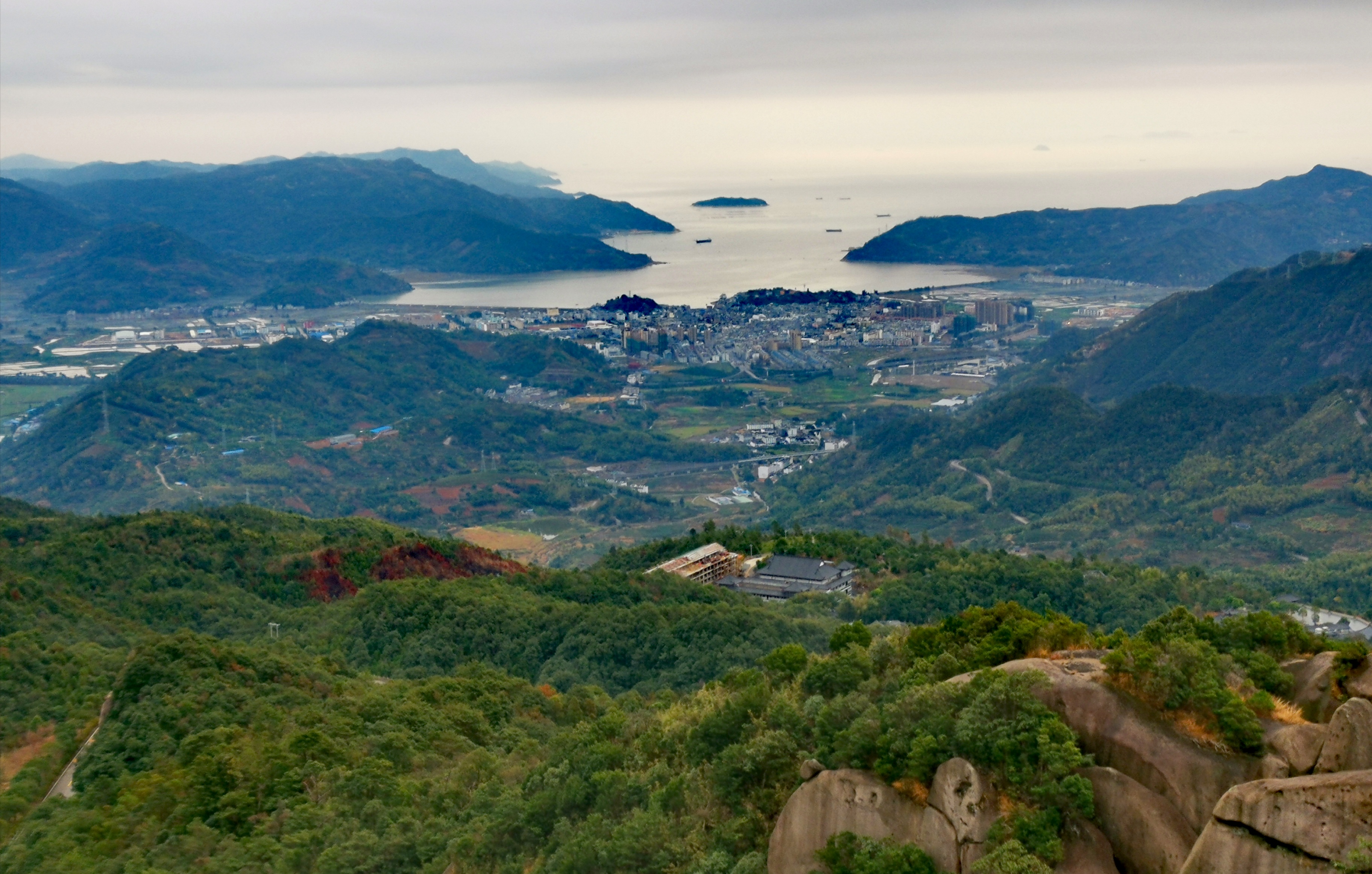 太姥山山顶日出,雨中的太姥山云雾缭绕
