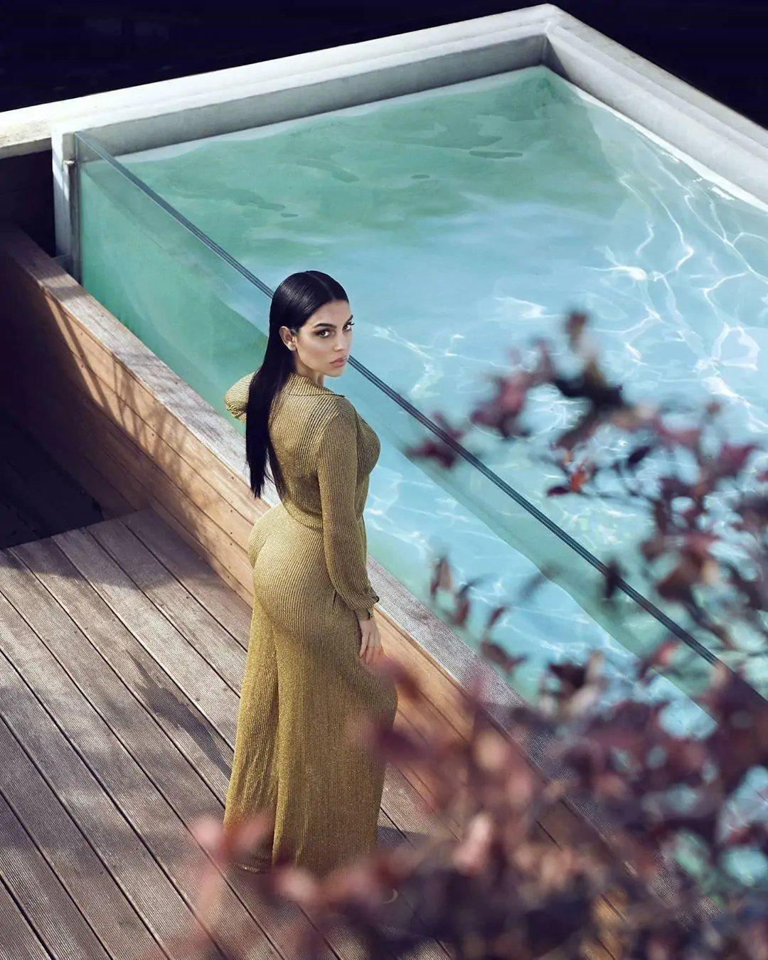 人生大赢家！C罗自家品牌眼镜大卖，未婚妻“臀围”不输卡戴珊