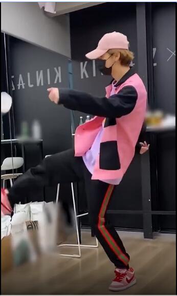 鹿晗黄子韬黑白,鹿晗穿棒球外套