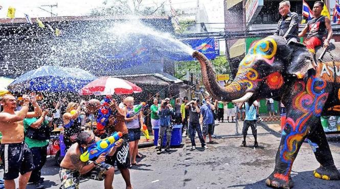 泰国游泼水节,泰国泼水节最热闹的一天