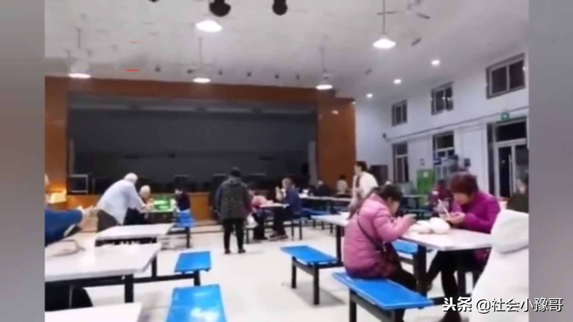 餐厅服务员洗拖把,饭店保洁员收拾餐桌视频