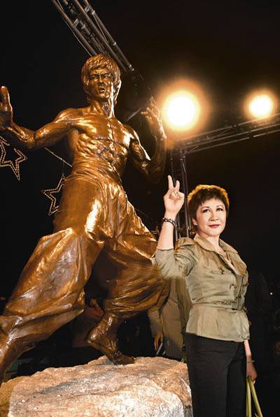 丁佩李小龙向华强什么关系,李小龙生前和丁佩照片