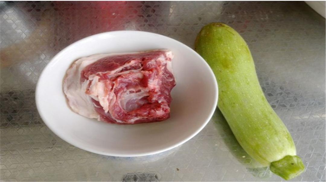 在家也能吃烤串，自制烧烤很是卫生，想吃什么就烤什么