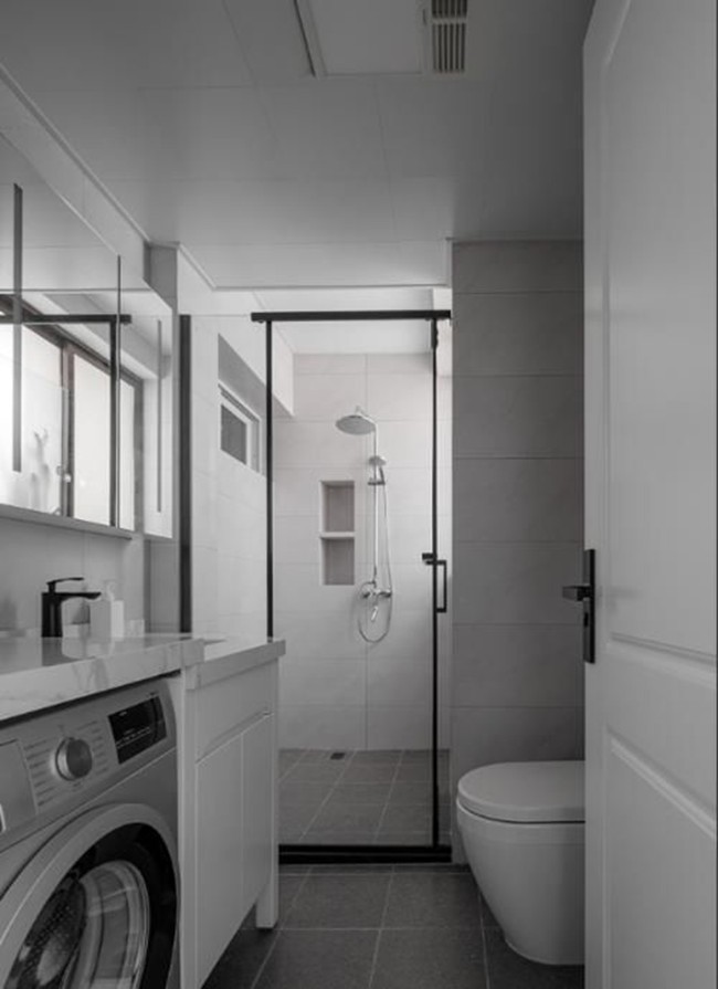 卫生间外边隔开做晾衣区,厕所连通阳台做洗衣区