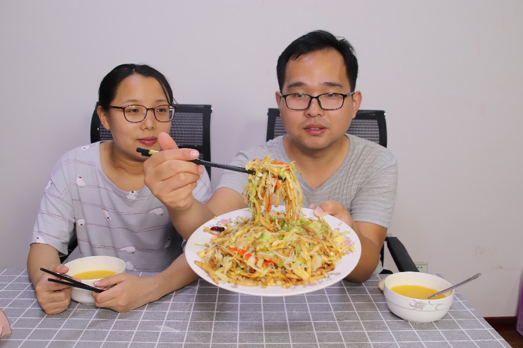 北方人最爱的鸡蛋炒饼,教你北方人爱吃的炒饼丝