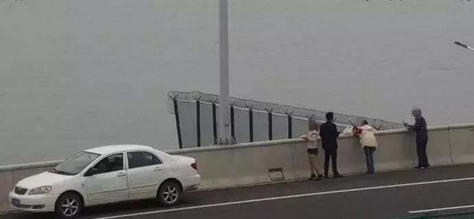 两男两女开车去看港珠澳大桥太兴奋，吃饭拍个照6分竟没了