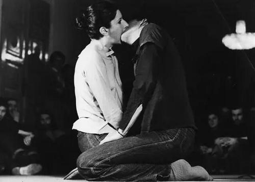 对别人的苦难无动于衷,对别人的痛苦保持尊重