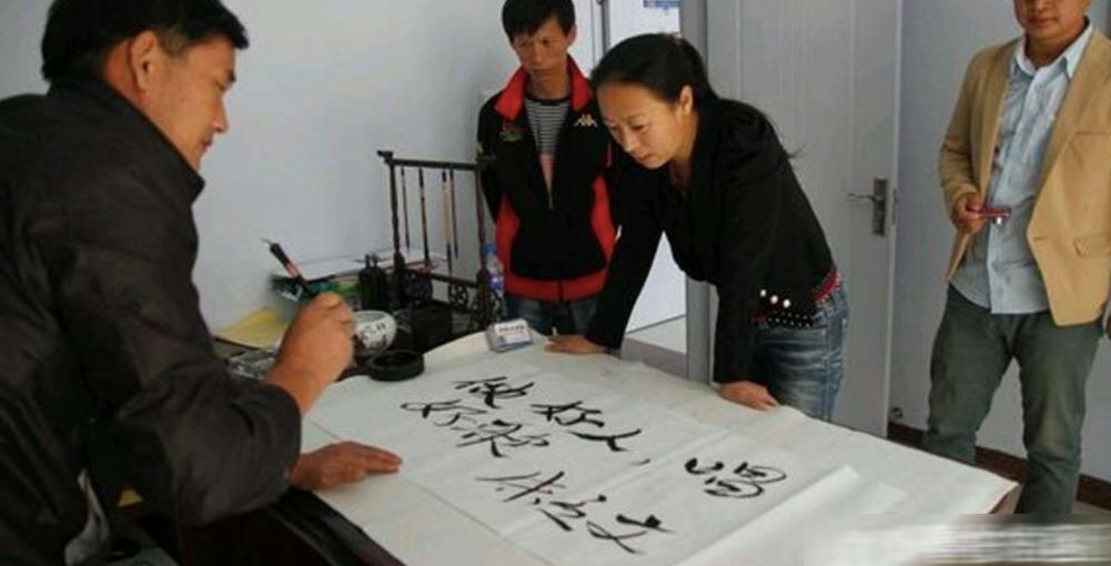 大衣哥书法被曝5个字写错2个,大衣哥书法靠谱吗