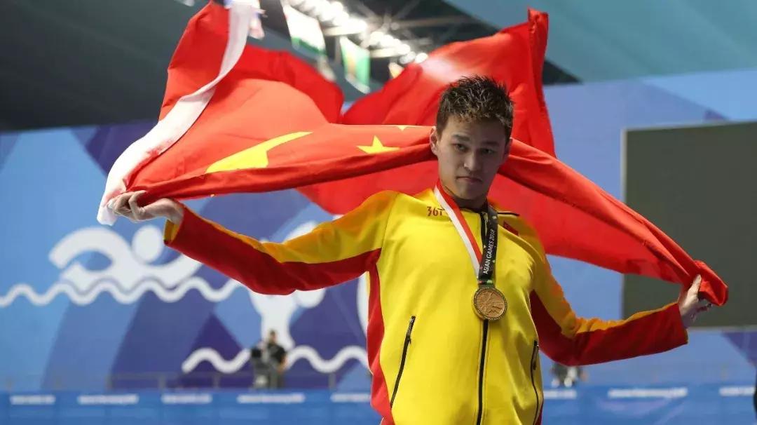 孙杨接力夺冠后接受采访,孙杨夺冠被媒体围堵采访