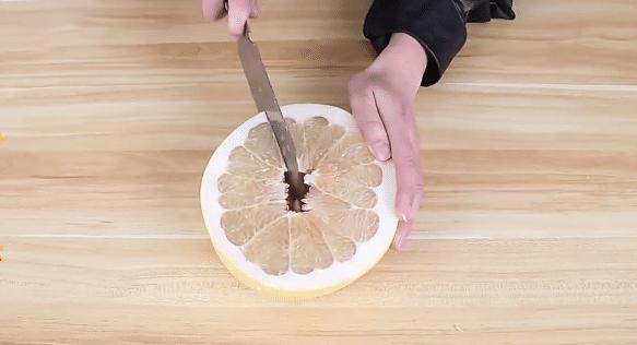正确的切柚子的巧妙方法,吃柚子的时候怎么切才能保鲜