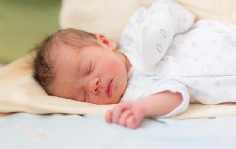 20天的宝宝抱着睡放下就醒怎么办,四个月宝宝抱着睡放下就醒怎么办