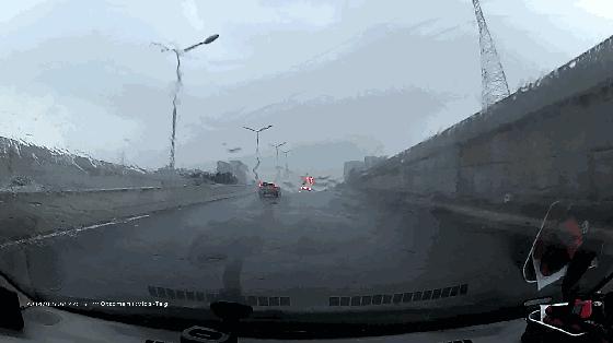 下雨天怎么能让后视镜不模糊,车子后视镜下雨天模糊