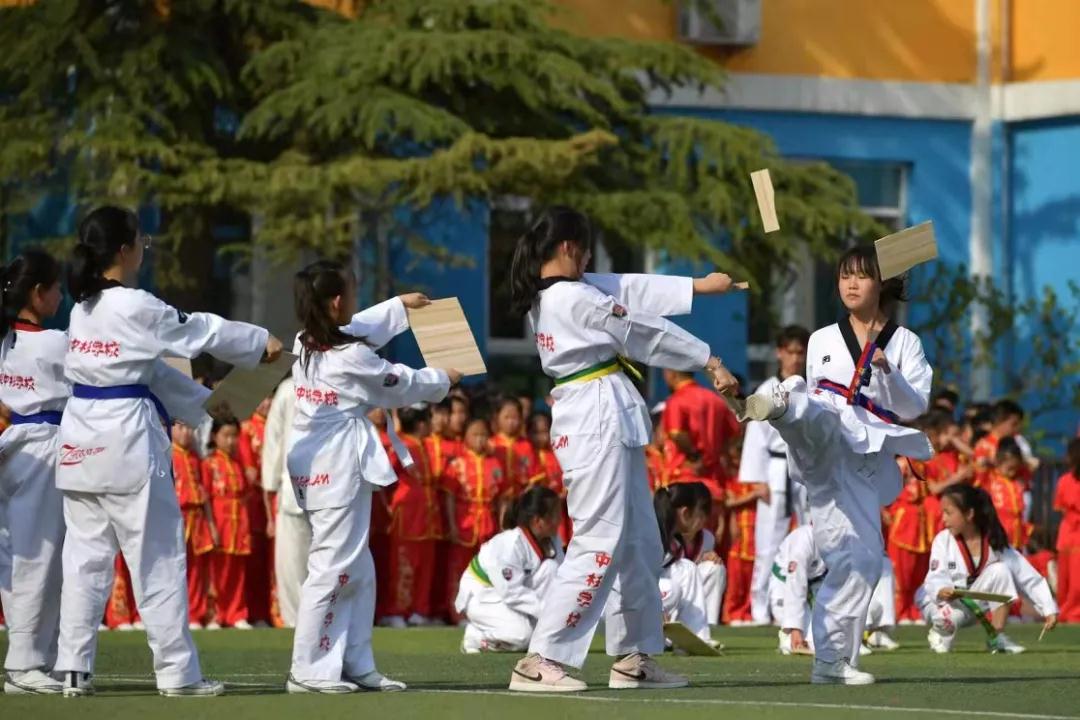一共有207人参加体操表演,一百多人体育节开场
