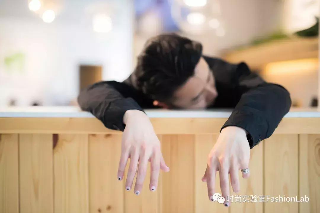 我应该给这些被骗来做美甲的男生道个歉