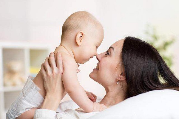 宝宝厌奶期只吃母乳怎么办,宝宝不吃母乳是不是厌奶期