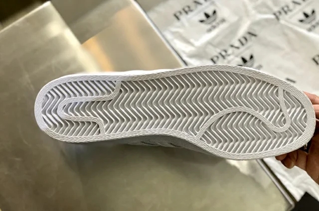 阿迪达斯贝壳头联名有哪些,普拉达贝壳包包价格表