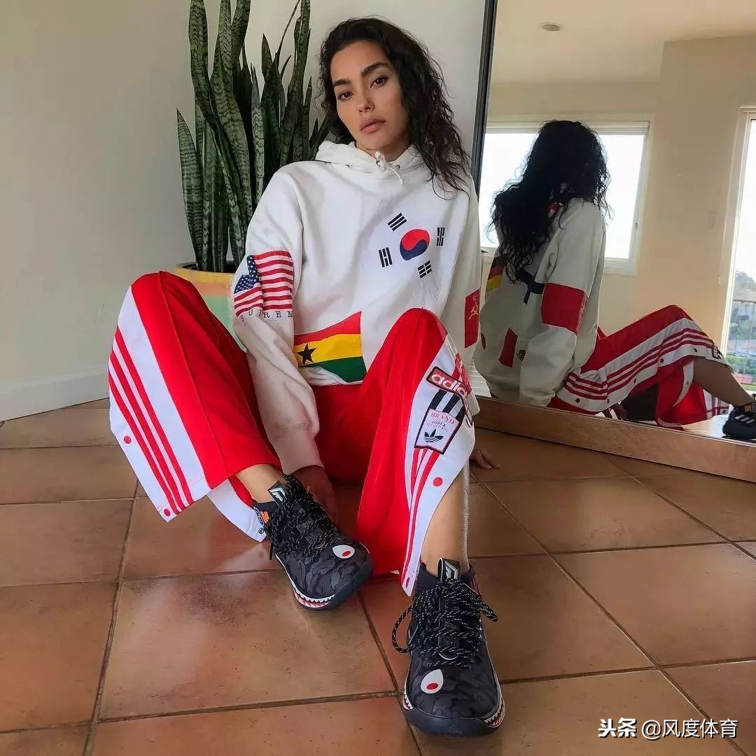 *窥偷**女神AdrianneHo的ins照片,我仿佛打开了新世界的大门……