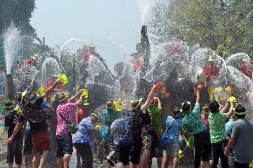 泰国泼水节搞笑事件,泰国泼水节最尴尬的场面