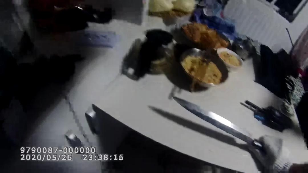 附视频丨徒手夺刀，鲜血直流，他到底为啥？