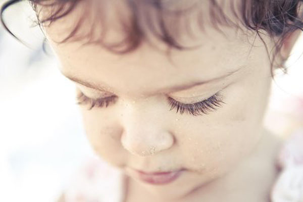 儿童怎么把睫毛养得又长又密,怎么样让孩子睫毛变得又长又浓密