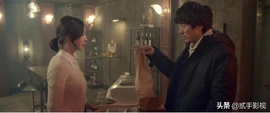 美女屠夫开肉店，生意火爆，警察不要工作，就想进来看一眼老板娘