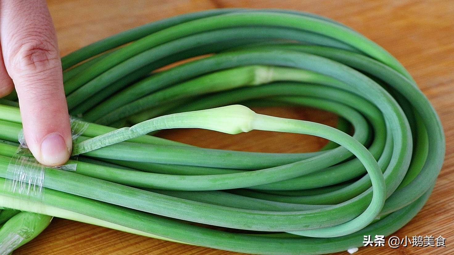 炒蒜苔时,最忌直接切直接炒,多加这2步,蒜薹又脆又嫩还入味