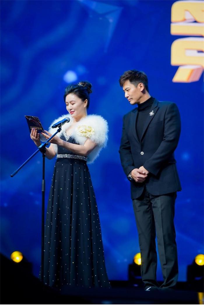 田海蓉晒47岁生日美照,田海蓉戴墨镜年轻写真