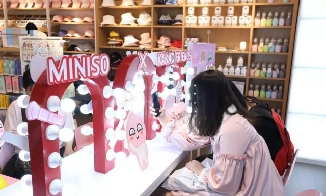 用名创优品买化妆品,用名创优品的眼影化妆