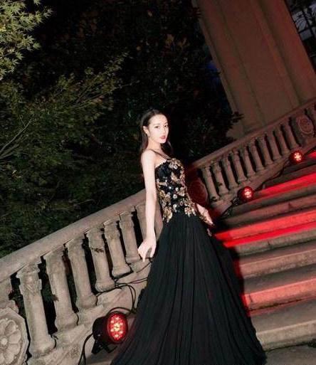 迪丽热巴和唐嫣同穿亮片裙,迪丽热巴和唐嫣穿同款公主裙