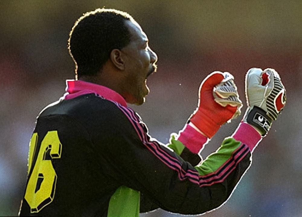 这位足坛最为伟大的非洲门神，被布冯视为偶像