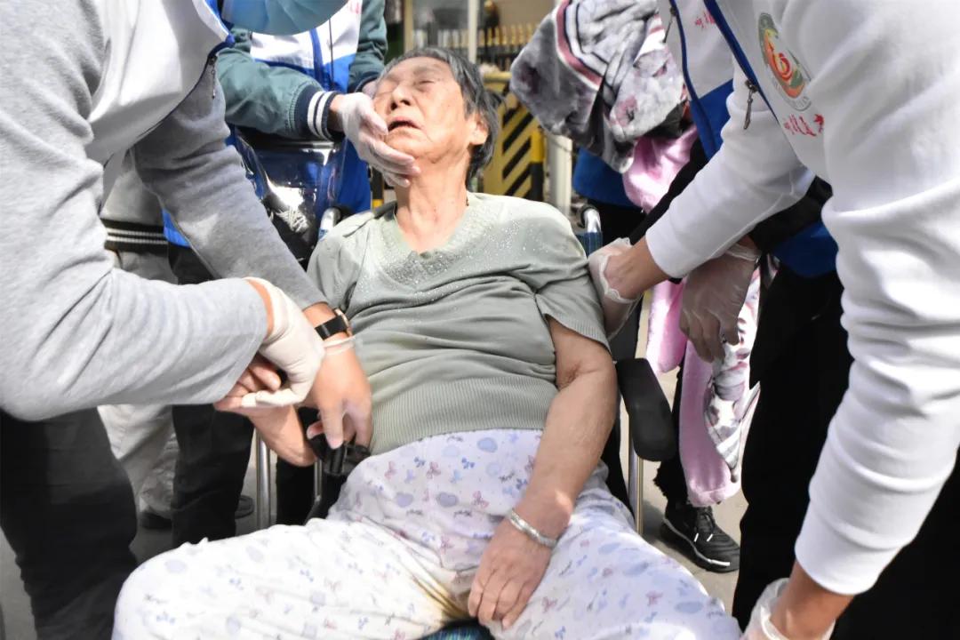 睡眠时有气道阻塞性鼾声或惊叫声,大量粘痰阻塞气道的紧急情况处理