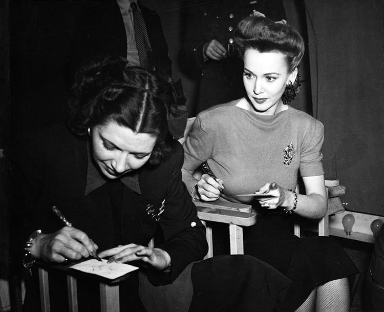 梦露最早的封面照,梦露一开始是金发吗