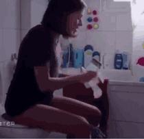 为什么女生尿尿需要纸巾擦,而男生不用?不能学男生抖抖吗?