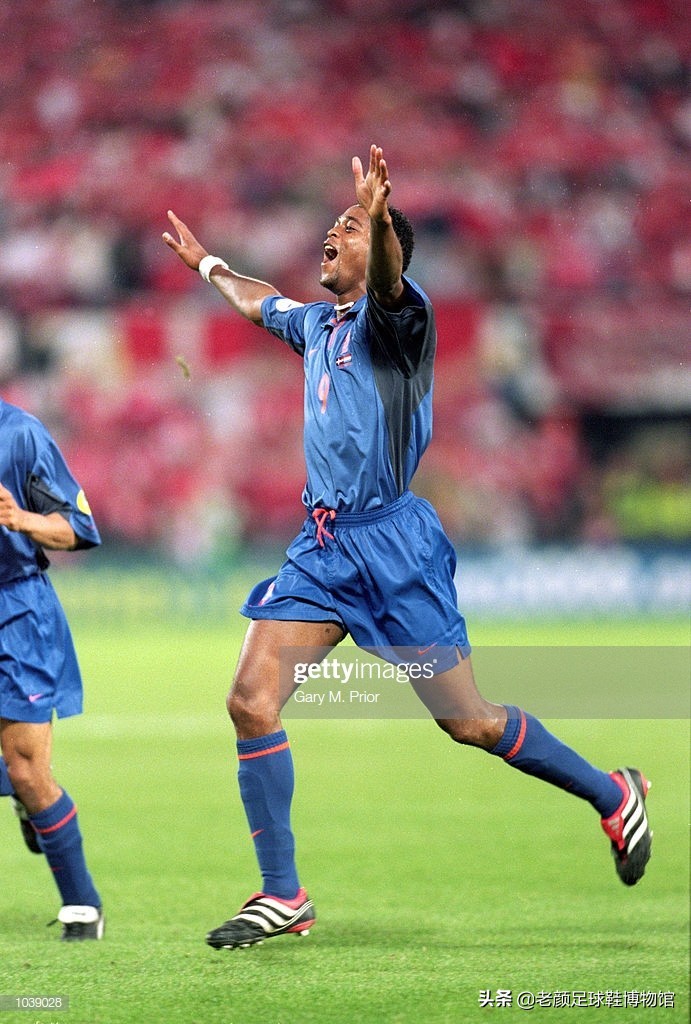 踢翻米兰王朝的贾府少年，身背“杀人犯、强奸犯”恶名的荷兰锋霸