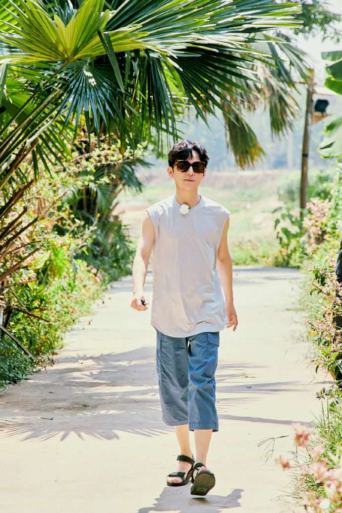 男人三十岁之后不想穿太潮的短袖,男人穿什么牌子短袖有档次