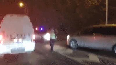 一岁宝宝被瓜子皮卡了喉咙怎么办,宝宝被瓜子皮卡到了怎么自救