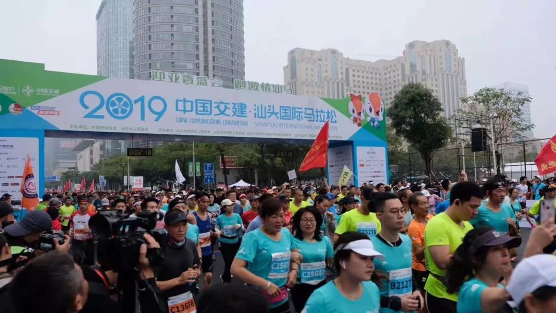 在街头当志愿者,凌晨四点出门当志愿者