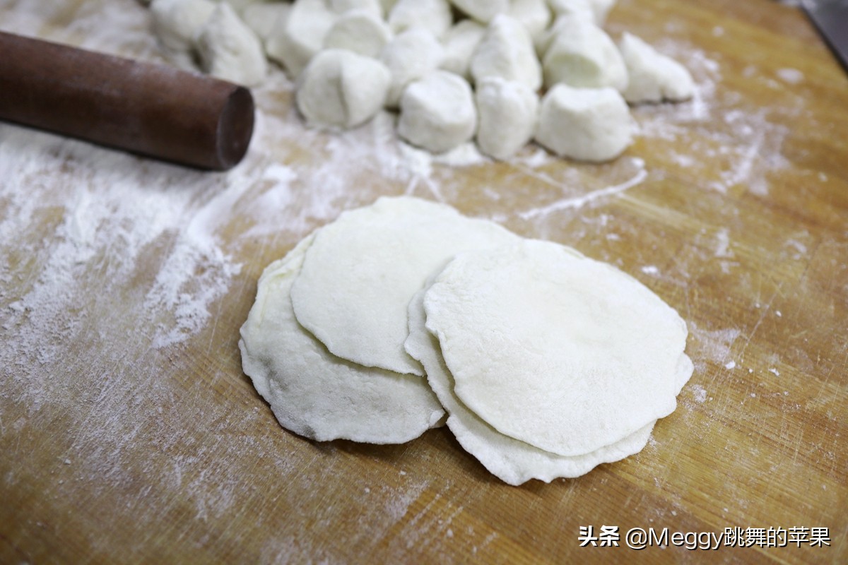 我家吃饺子一锅俩馅，喜欢哪个夹哪个，从没失手过，吃到肚撑