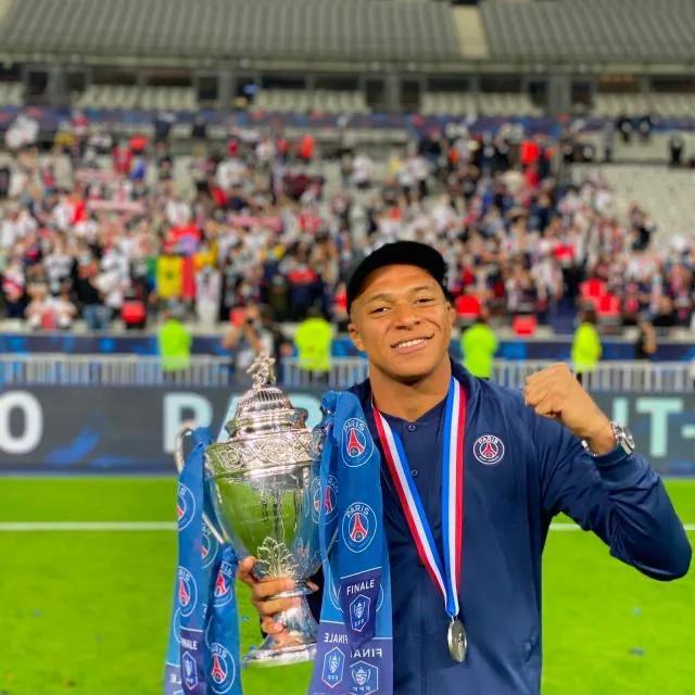 法国球迷半决赛赛后欢庆胜利,法国决赛悲伤时刻