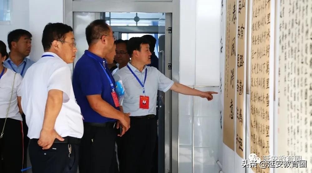 这个新扩建的学校太气派了,前来视察的领导赞不绝口