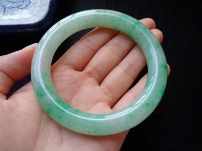 什么镯子值得久戴,年轻人适合一直戴着的镯子