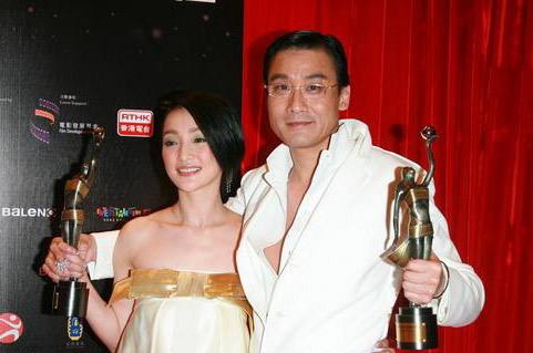 易烊千玺颁奖典礼与前辈互动,易烊千玺周杰伦比赛现场看谁会赢