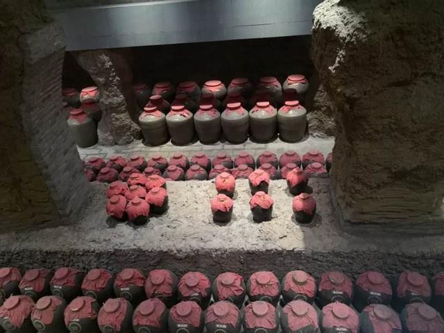 南京寺庙挖出百年美酒，勾起工人的“酒瘾”，专家赶来：可能致命