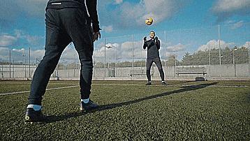 足球守门员三连扑,守门员扑队友折射球