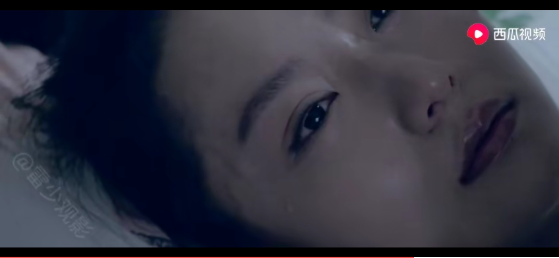 养父和已满14周岁的养女发生*行为性**，法律应如何定性？